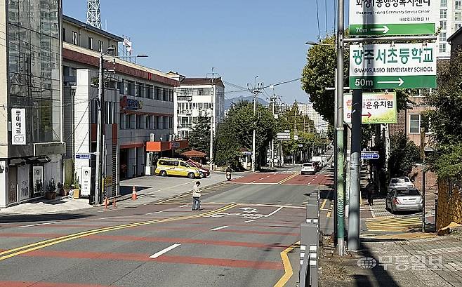 지난 28일 오전 광주 서구 화정동 광주서초등학교 앞 도로. 한 노인이 무단횡단을 하고 있다.