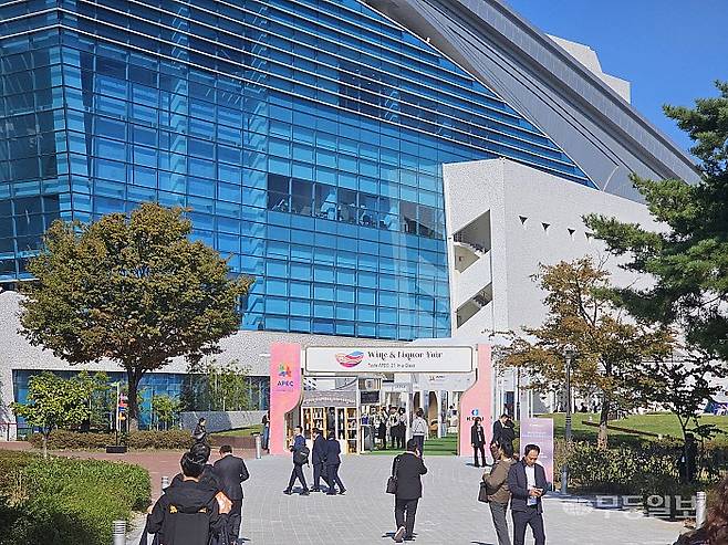 트럼프 대통령이 특별 연설을 진행한 경주예술의전당. 내부는 경재계 인사, 취재진, 스태프 및 자원봉사자 등으로 붐비는 모습이었다.최류빈기자 rubi@mdilbo.com