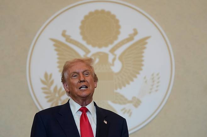 도널드 트럼프 미 대통령이 28일 일본 도쿄에서 열린 만찬 행사에서 일본 재계 지도자들과 대화하고 있다. 사진=뉴시스