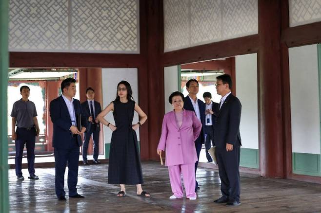 양문석 더불어민주당 의원이 22일 서울 여의도 국회 문화체육관광위원회에서 열린 국립중앙박물관 등에 대한 국정감사에서 김건희 여사와 이배용 전 국가교육위원장 등이 지난 2023년 9월 경복궁 경회루를 방문했을 때의 사진을 공개하고 있다. 당시 대통령실 문체비서관실 선임행정관으로 근무하며 경회루 방문에 동행한 정용석 국립박물관문화재단 사장은 이날 국감에서 김 여사가 근정전 용상에 스스로 1~2분 착석했다고 밝혔다. (사진=양문석 의원실 제공)