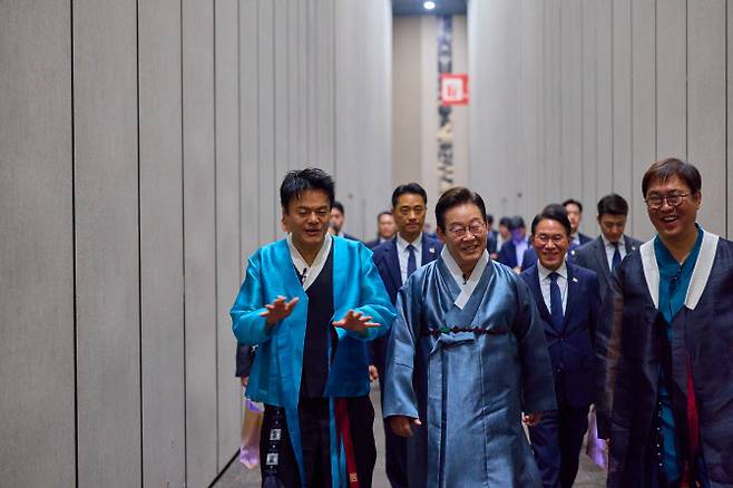 이재명 대통령이 1일 경기 고양시 킨텍스에서 열린 대중문화교류위원회 출범식에서 K컬처 체험존 전시물을 관람하고 있다. 왼쪽부터 박진영 대중문화교류위원회 공동위원장, 이 대통령, 최휘영 문화체육관광부 장관. (사진=대통령실 제공).