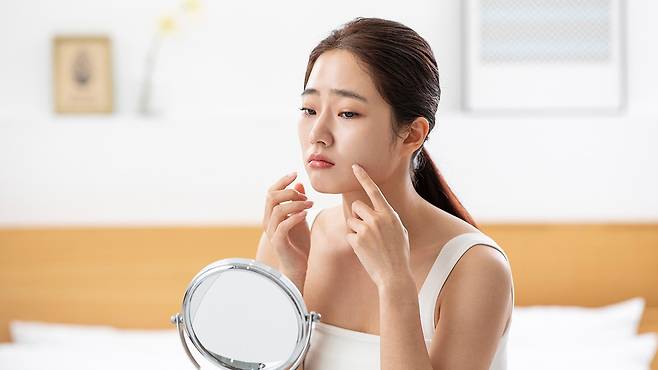 대부분의 여드름 연고는 하루 1~2회, 특히 저녁에 얇게 도포하는 것이 원칙이다｜출처: 클립아트코리아