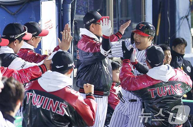 27일 서울 잠실야구장에서 열린 프로야구 2025 신한 SOL뱅크 KBO 포스트시즌 한국시리즈 2차전 한화 이글스와 LG 트윈스의 경기, LG 문보경이 8회말 2사 1루 상황에서 2점 홈런을 터뜨린 후 더그아웃에서 하이파이브를 하고 있다. 2025.10.27/뉴스1 ⓒ News1 김성진 기자