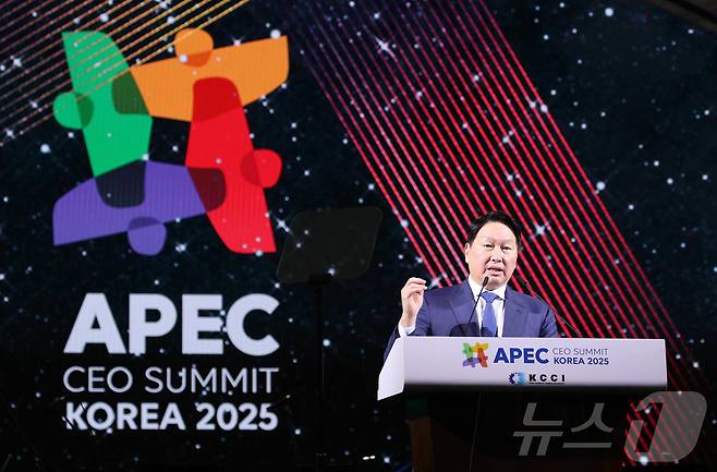 최태원 대한상공회의소 회장이 28일 저녁 경주 화랑마을 어울마당에서 열린 ‘2025 APEC CEO 서밋’의 첫 번째 공식 행사인 환영 만찬에서 개회사를 하고 있다. ‘2025 APEC CEO 서밋’은 이날 환영만찬을 시작으로 31일까지 나흘간 열린다. (대한상공회의소 제공. 재판매 및 DB 금지) 2025.10.28/뉴스1