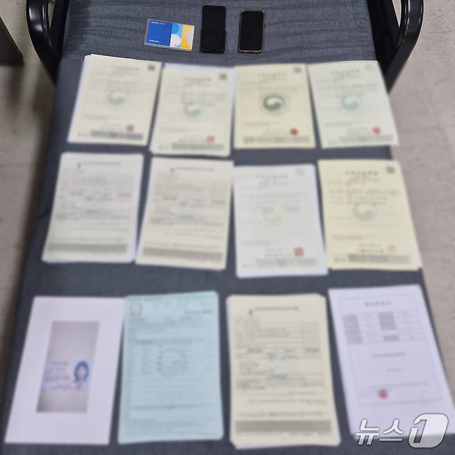 A 씨 등이 범행에 사용한 통장과 신분증 모습.(경남경찰청 제공. 재판매 및 DB금지)