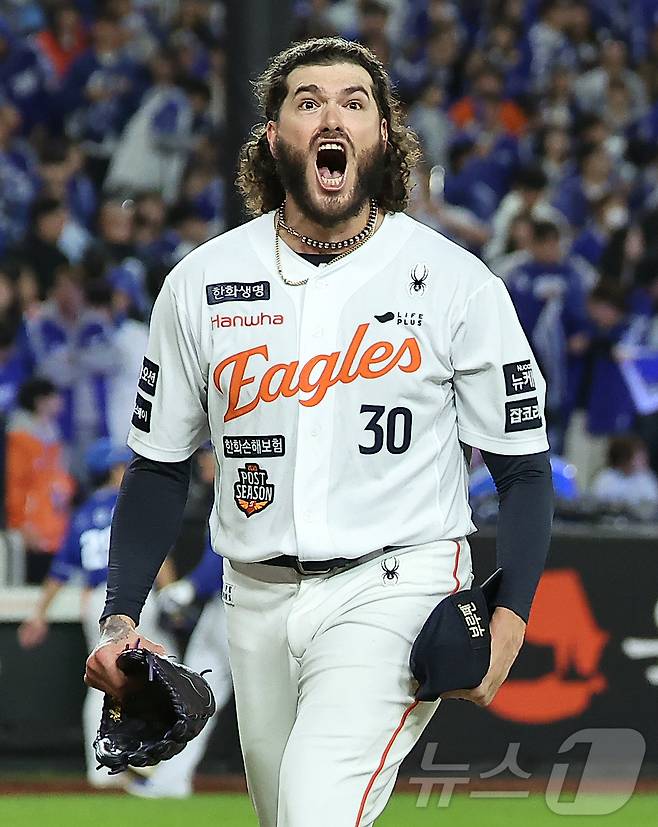 24일 오후 대전 한화생명볼파크에서 열린 프로야구 2025 신한 SOL뱅크 KBO 플레이오프 5차전 삼성 라이온즈와 한화 이글스의 경기, 한화 선발 폰세가 5회초 2사 삼성 디아즈를 삼진으로 잡으며 이닝을 실점 없이 마친 뒤 포효하고 있다. 2025.10.24/뉴스1 ⓒ News1 김진환 기자