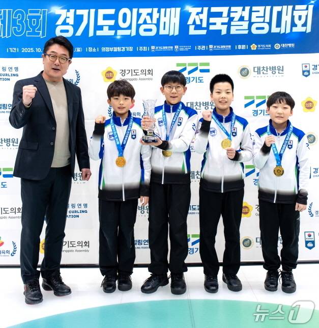 ‘제3회 경기도의장배 전국컬링대회’에서 남자 초등부 정상에 오른 전주스포츠클럽 소속 선수들.(전주스포츠클럽 제공, 재판매 및 DB 금지)/뉴스1