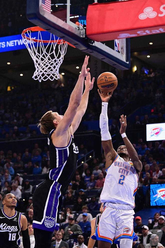 오클라호마시티 선더의 샤이 길저스 알렉산더(오른쪽)가 29일(한국시간) 열린 2025-26 NBA 새크라멘토 킹스와 홈 경기에서 31점을 넣어 팀 승리를 이끌었다. ⓒ AFP=뉴스1