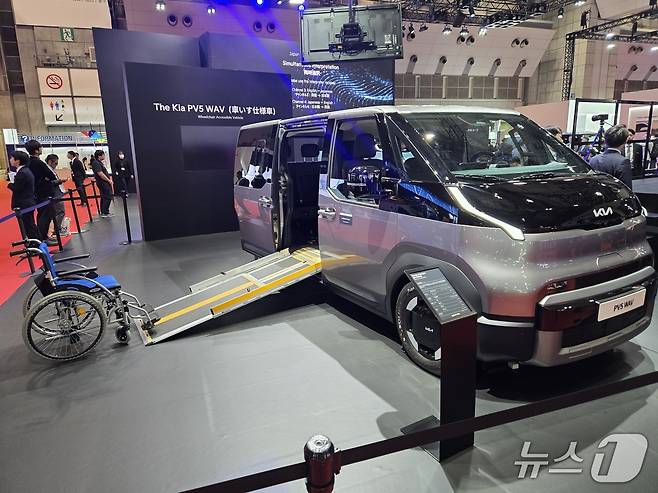 29일 일본 도쿄 빅사이트에서 열린 '재팬 모빌리티쇼 2025'에서 기아의 목적기반차량(PBV) 'PV5' WAV(교통약자 탑승) 모델이 전시된 모습. 휠체어 탑승자의 측면 승하차 탑승 방식을 적용했다. 2025.10.29/뉴스1 김성식 기자