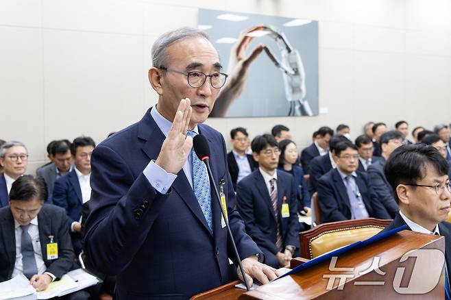 김영섭 KT 대표가 29일 서울 여의도 국회에서 열린 과학기술정보방송통신위원회 과학기술정보통신부 등에 대한 국정감사에 증인으로 출석해 선서하고 있다. 2025.10.29/뉴스1 ⓒ News1 이승배 기자