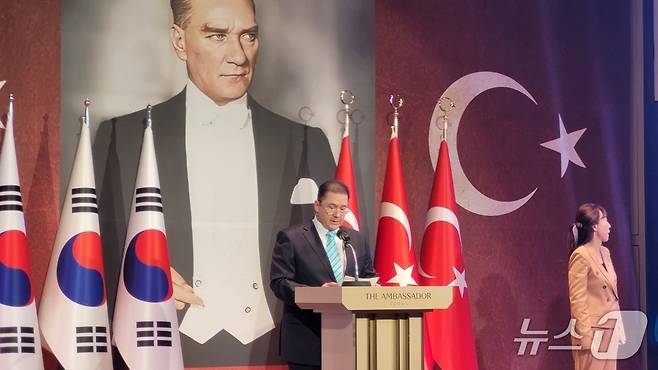 무랏 타메르 주한 튀르키예 대사가 29일 서울 중구 앰버서더 풀만 호텔에서 열린 튀르키예 공화국 건국 102주년 행사에서 축사를 하고 있다.