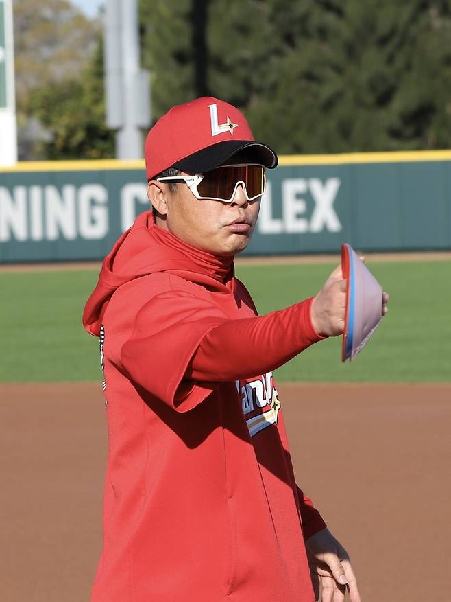 SSG 조동화 코치가 미국 플로리다주 베로비치에서 진행 중인 2025 스프링캠프에서 선수들에게 설명하고 있다. 사진 | SSG 랜더스