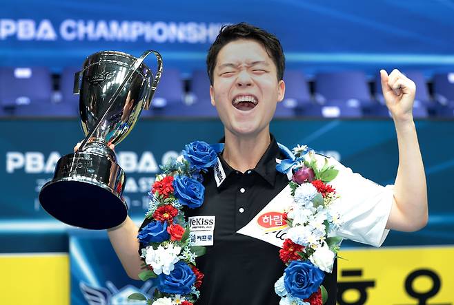김영원이 28일 경기도 고양시에 있는 킨텍스 PBA스타디움에서 열린 2025~2026시즌 PBA 6차 투어 ‘휴온스 챔피언십’ 결승전에서 우승한 뒤 포효하고 있다. 사진 | 프로당구협회