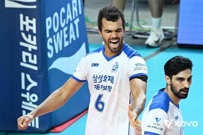 삼성화재 아히(왼쪽). 사진 | 한국배구연맹