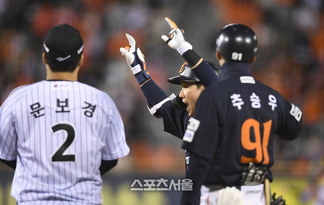 한화 황영묵이 27일 서울 잠실구장에서 열린 2025 KBO 포스트시즌 한국시리즈 2차전 LG와 경기 1회초 우중간 안타를 친 후 세리머니를 하고 있다. 잠실 | 최승섭 기자 thunder@sportsseoul.com