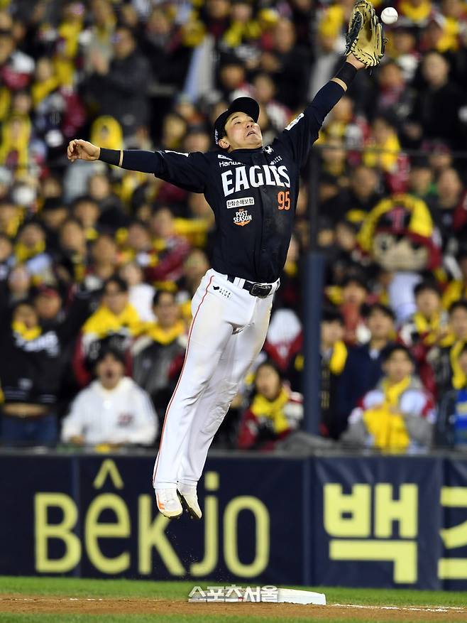 한화 황영묵이 27일 서울 잠실구장에서 열린 2025 KBO리그 LG와의 한국시리즈 2차전 7회말 무사 2루 LG 박동원의 희생 번트 때 3루수 노시환의  악송구를 잡지 못하고 있다. 잠실 | 박진업 기자 upandup@sportsseoul.com