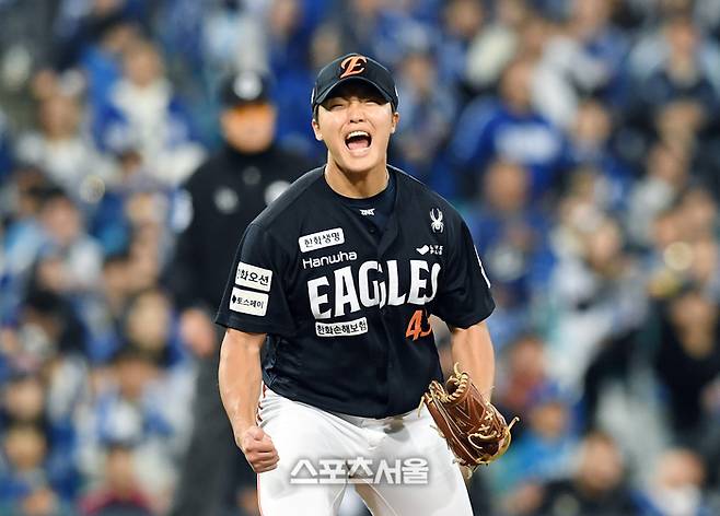 한화 선발투수 정우주가 22일 대구 삼성라이온즈파크에서 열린 2025 KBO리그 삼성과 플레이오프 4차전 3회말 1사 1루 상황에서 삼성 김성윤을 병살타로 잡아내고 위기를 넘기면서 포효하고 있다. 대구 | 박진업 기자 upandup@sportsseoul.com