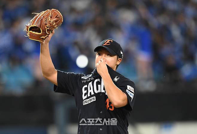 한화 선발투수 정우주가 22일 대구 삼성라이온즈파크에서 열린 2025 KBO리그 삼성과플레이오프 4차전 3회말 1사 1루 상황에서 삼성 김성윤을 병살타로 잡아내고 위기를 넘긴 뒤 유니폼에 입맞춤을 하며 팬들에게 인사를 하고 있다. 대구 | 박진업 기자 upandup@sportsseoul.com