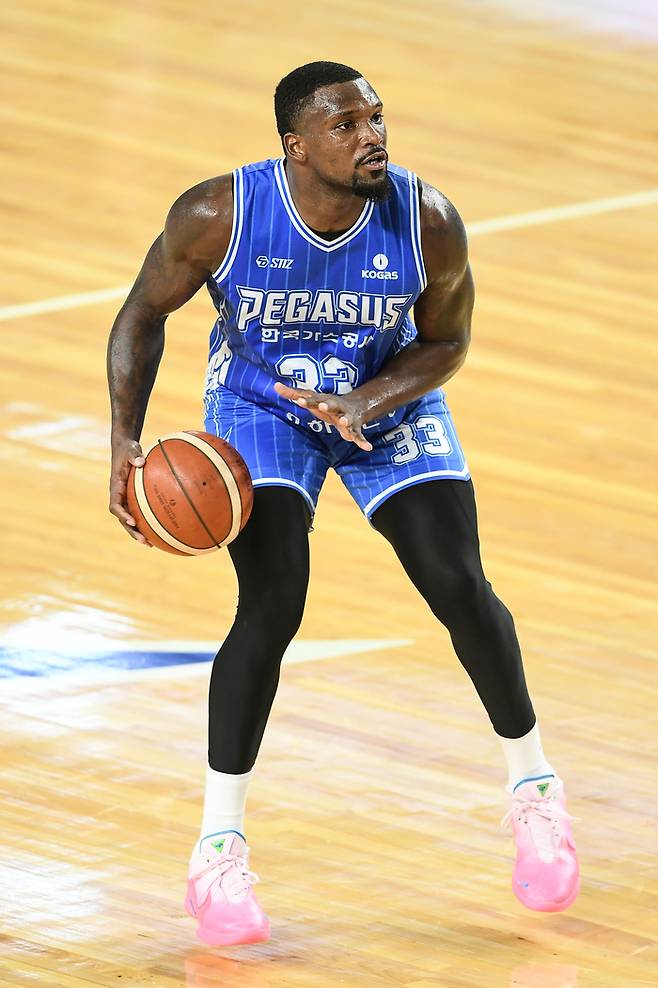 가스공사 퍼킨스가 26일 대구체육관에서 열린 2025~2026 LG전자 프로농구 정규리그 서울 SK전에서 공격하고 있다. 사진 | KBL