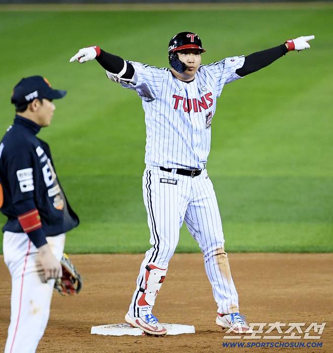 27일 잠실구장에서 열린 한국시리즈 2차전 LG 트윈스와 한화 이글스의 경기. 4회말 1사 만루 LG 문보경이 적시타를 날린 뒤 환호하고 있다. 잠실=박재만 기자 pjm@sportschosun.com/2025.10.27/