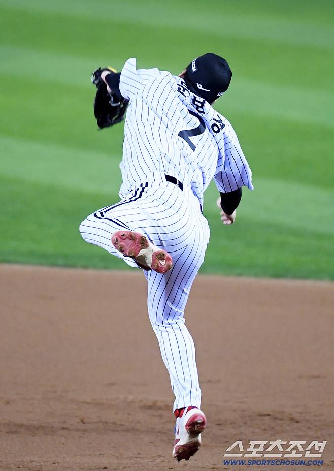 27일 잠실구장에서 열린 한국시리즈 2차전 LG 트윈스와 한화 이글스의 경기. 2회초 2사 1루 한화 하주석 문현빈 타구를 LG 1루수 문보경이 처리하고 있다. 잠실=박재만 기자 pjm@sportschosun.com/2025.10.27/