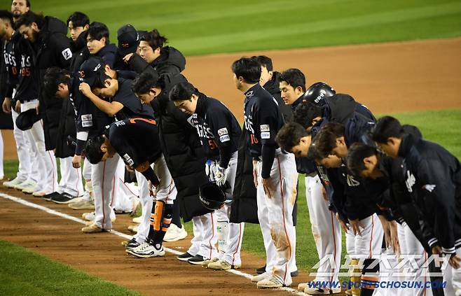27일 잠실구장에서 열린 한국시리즈 2차전 LG 트윈스와 한화 이글스의 경기. 패한 한화 선수들이 아쉬워하고 있다. 잠실=박재만 기자 pjm@sportschosun.com/2025.10.27/