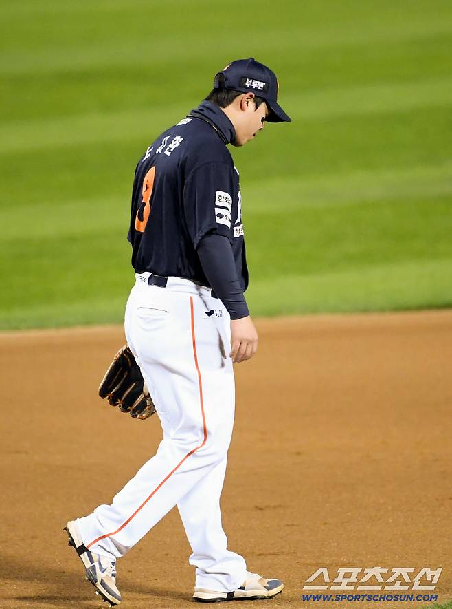 실책이 실점으로 이어지자 노시환은 고개를 떨궜다.