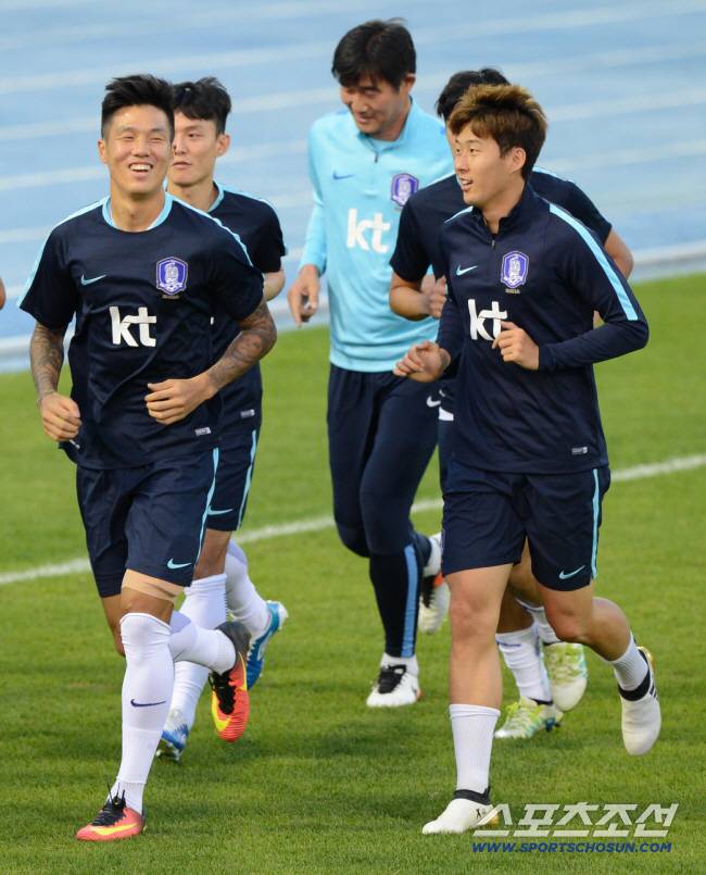 슈틸리케 감독이 이끄는 A대표팀 선수들이 3일 수원종합운동장에서 카타르와 이란으로 이어지는 2018년 러시아월드컵 최종예선 3, 4차전을 향한 첫 훈련을 펼쳤다. 런닝으로 회복훈련을 하는 선수들의 모습.

수원=허상욱 기자 wook@sportschosun.com/2016.10.03/