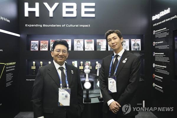 29일 경주 예술의전당에서 열린 'APEC CEO 서밋' 개회식에서 방시혁 하이브 의장과 방탄소년단&nbsp;RM이 하이브 홍보부스를 관람, 기념 촬영하고 있다. ⓒ하이브, 연합뉴스