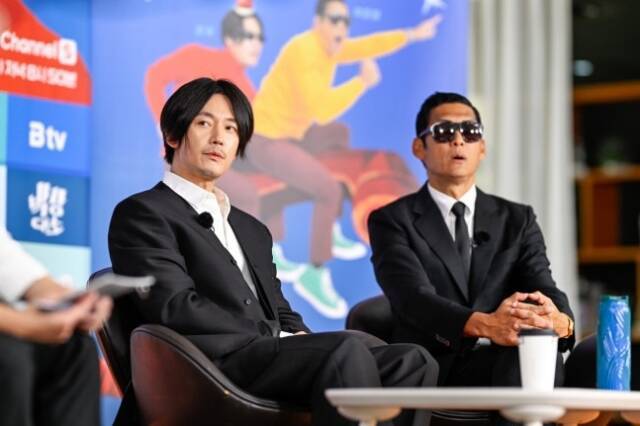 배우 장혁(왼쪽)과 그룹 god 멤버 박준형이 데뷔 후 처음 만나 30년이라는 시간을 거치며 이제는 예능프로그램의 고정 출연자로 함께하게 된 소감을 밝혔다. /채널S, SK브로드밴드