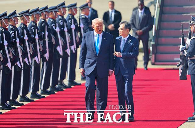 경주 APEC을 계기로 국빈 방한하는 도널드 트럼프 미국 대통령이 29일 부산 김해국제공항에 도착해 조현 외교부 장관과 대화하며 의장대 사이를 걷고 있다. /APEC 2025 KOREA & 연합뉴스