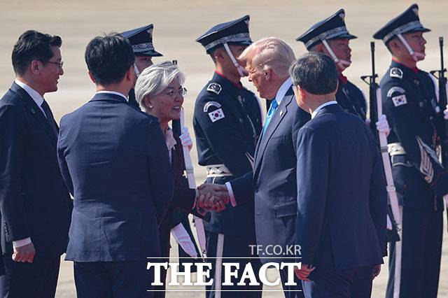 경주 APEC을 계기로 국빈 방한하는 도널드 트럼프 미국 대통령이 29일 부산 김해국제공항에 도착해 강경화 주미한국대사와 인사하고 있다. /APEC 2025 KOREA & 연합뉴스