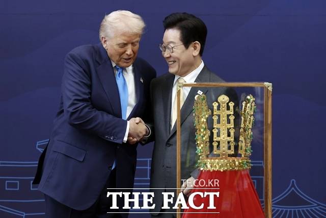 석 달 가까이 난항을 겪은 한미 관세협상이 29일 이재명 대통령과 도널드 트럼프 미국 대통령의 정상회담을 계기로 극적으로 타결됐다. 이 대통령이 29일 경북 경주박물관에서 트럼프 대통령에게 천마총 금관 모형을 선물한 뒤 악수하고 있다. /APEC 2025 KOREA & 연합뉴스