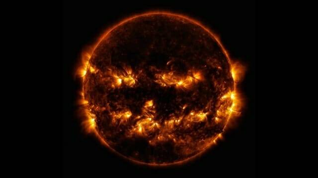 2014년 NASA가 할로윈을 맞이해 공개한 태양 사진. 이 사진도 SDO가 촬영했다. (출처= NASA/SDO)