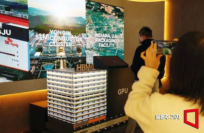 22일 서울 강남구 코엑스에서 열린 '2025 반도체 대전'을 찾은 관람객들이 SK하이닉스의 HBM4 관련 전시물을 보고 있다. 2025.10.22 윤동주 기자