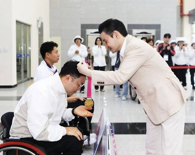 배동현 이사장이 시상식에서 김정남 선수에게 금메달을 수여하고 있다.