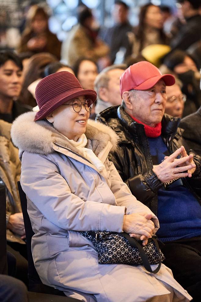 올해 초 뮤지컬 '명성황후'의 제작 30주년 행사에 함께 참석했던 작사가 양인자와 작곡가 김희갑 부부. 이들이 함께 노래 작업을 한 명성황후는 한국 최초의 브로드웨이 진출작 기록을 남겼다./에이콤 제공