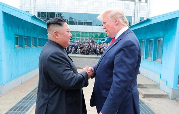도널드 트럼프(오른쪽) 미국 대통령과 김정은 북한 국무위원장이 이 2019년 6월 30일 판문점에서 만나 악수를 나누고 있다./조선중앙통신 연합뉴스