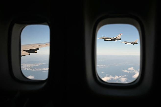 29일 도널드 트럼프 대통령을 태운 에어포스원이 일본에서 한국으로 가는 길에 미 공군기가 에스코트하고 있다./AFP 연합뉴스