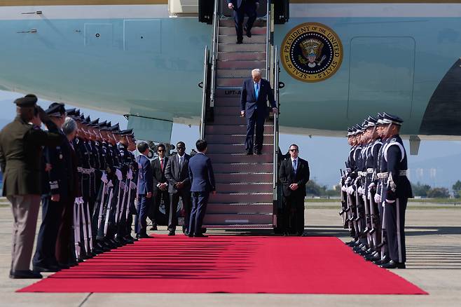 도널드 트럼프 미국 대통령이 29일 오후 부산 김해국제공항에 도착 에어포스 원에서 내리고 있다. /AP 연합뉴스