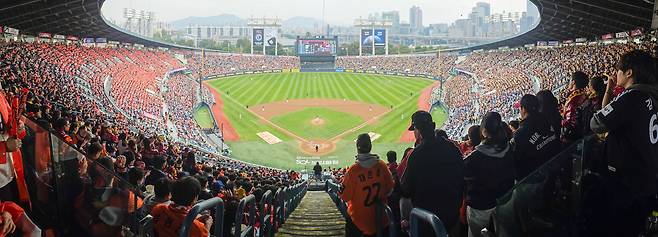 26일 서울 잠실야구장에서 열린 2025 프로야구 KBO리그 포스트시즌 한국시리즈 1차전 한화 이글스와 LG 트윈스의 경기에서 관중들이 응원전을 펼치고 있다. /연합뉴스