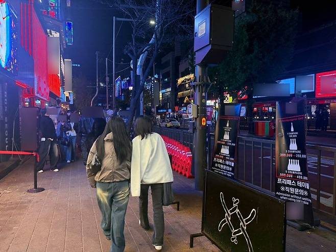 28일 오후 11시쯤 서울 마포구 홍익대 인근 거리의 모습. 가게에서 설치한 바리케이트와 입간판이 인도 중간에 설치돼있다. /이호준 기자