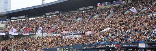 26일 서울 잠실야구장에서 열린 2025 프로야구 KBO리그 포스트시즌 한국시리즈 1차전 한화 이글스와 LG 트윈스의 경기에서 관중들이 응원하고 있다. 연합뉴스