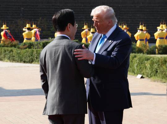 이재명 대통령이 29일 한미 정상회담이 열리는 경북 경주박물관에 도착한 도널드 트럼프 미국 대통령을 맞이하고 있다. 연합뉴스