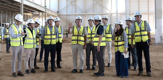 현대자동차그룹은 26일(현지 시간) 정의선 회장이 현대차 사우디아라비아 생산법인(HMMME)을 찾아 신공장 건설 현황과 사우디 판매 전략을 점검했다고 28일 밝혔다. 사진은 정 회장, 호세 무뇨스 사장이 사우디 신공장 건설 진행 현황을 들으며 공장을 둘러보는 모습. 현대차그룹 제공