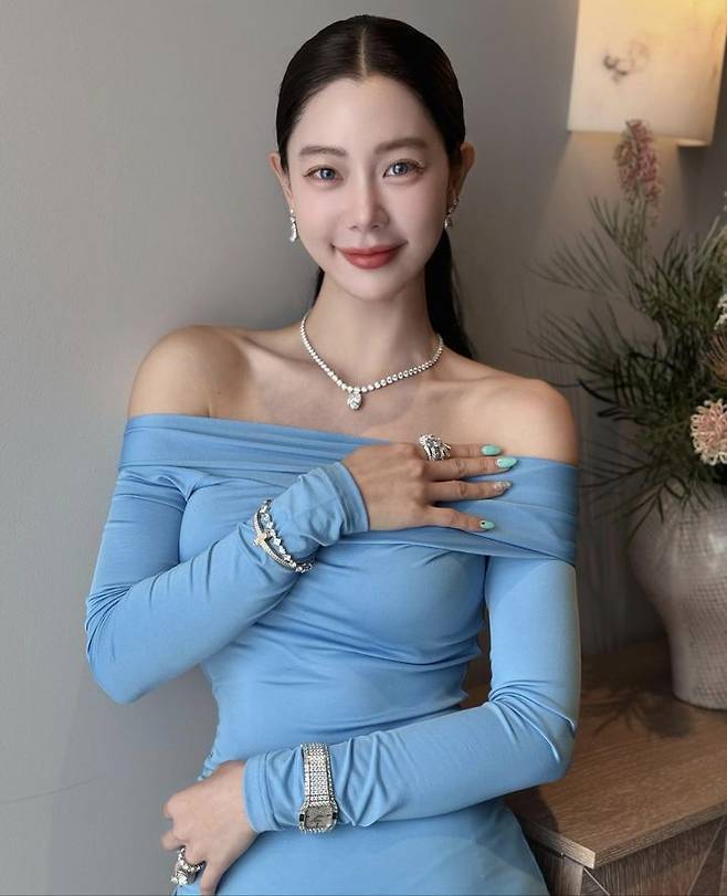 배우 클라라가 결혼 6년 만에 이혼 후 “올해 남은 시간은 축복과 긍정으로 가득하길”이라는 글을 올려 근황과 심경에 관심이 쏠렸다. ⓒ뉴시스