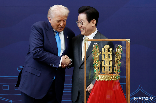 이재명 대통령이 10월 29일 경북 경주박물관에서 열린 한미 공식 환영식에서 도널드 트럼프 미국 대통령에게 무궁화 대훈장을 수여하고 천마총 금관 모형을 선물하고 있다. 2025.10.29 송은석 기자 silverstone@donga.com