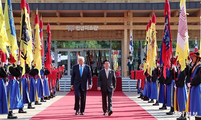 이재명 대통령과 도널드 트럼프 미국 대통령이 29일 경북 경주박물관에서 정상회담장으로 이동하고 있다. 2025.10.29  송은석 기자 silverstone@donga.com