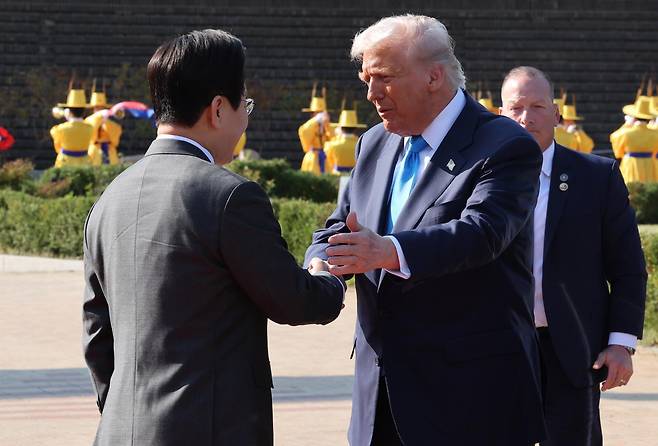 이재명 대통령이 29일 한미 정상회담을 위해 경북 경주국립박물관에 도착하는 미 트럼프 대통령을 맞이하고 있다. 2025.10.29. 대통령실사진기자단