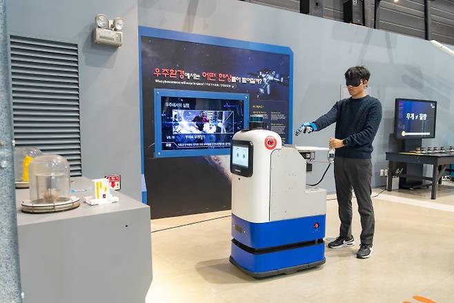 시각장애인을 위한 전시 안내 로봇으로 시각장애인이 안전하고 자유롭게 이동하며 전시를 체험할 수 있도록 지원한다. GIST 제공